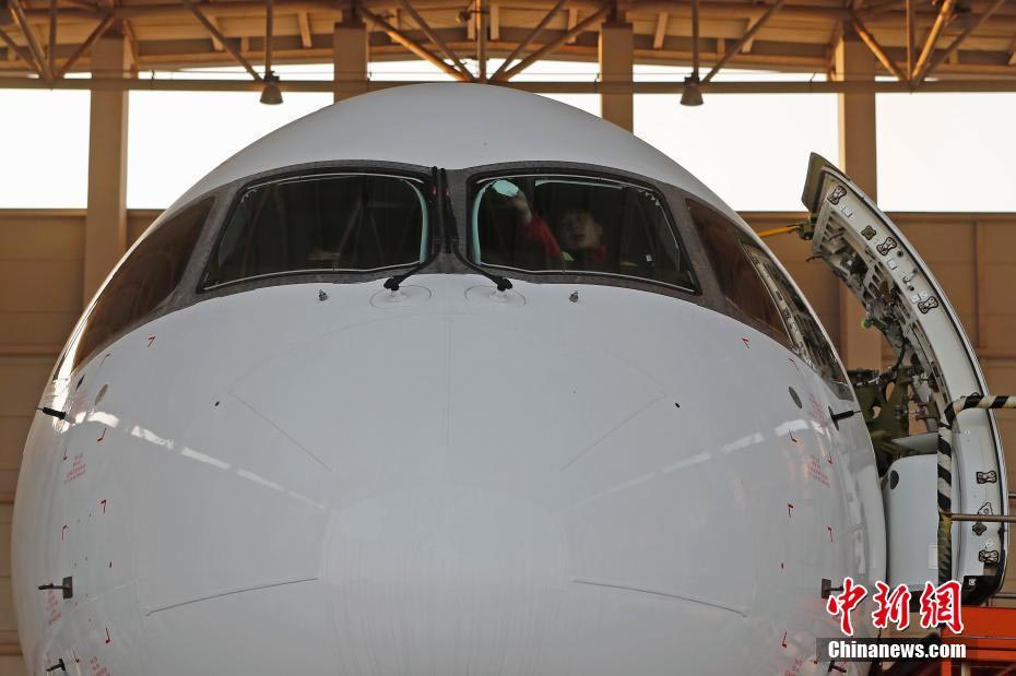 12月17日，第二架C919大型客机在上海浦东国际机场完成首次飞行，这是继首架机11月转场西安后取得又一重要进展，意味着两架C919飞机进入试飞状态，项目迈入了全面试验试飞的新征程。图为中国商飞民用飞机试飞中心工作人员为第二架C919大型客机做首飞前准备。中新社记者 殷立勤 摄-3