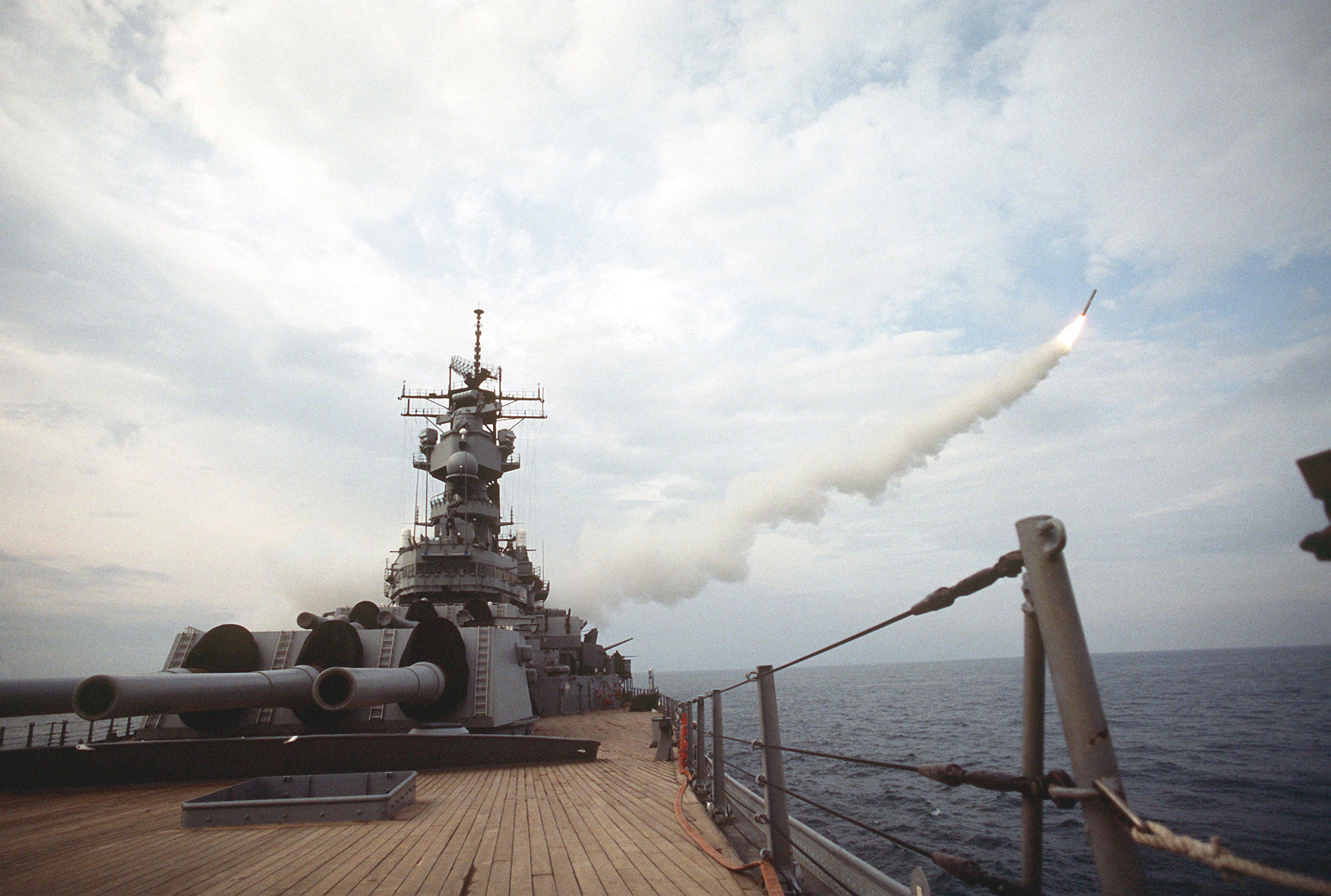 图为1991年1月17日凌晨,美国海军“衣阿华”级(Iowa-class)战列舰“威斯康星”号(USS Wisconsin BB-64)向伊拉克发射了打响海湾战争“第一枪”的首枚“战斧”巡航导弹，战争期间该舰共发射了24枚“战斧”。