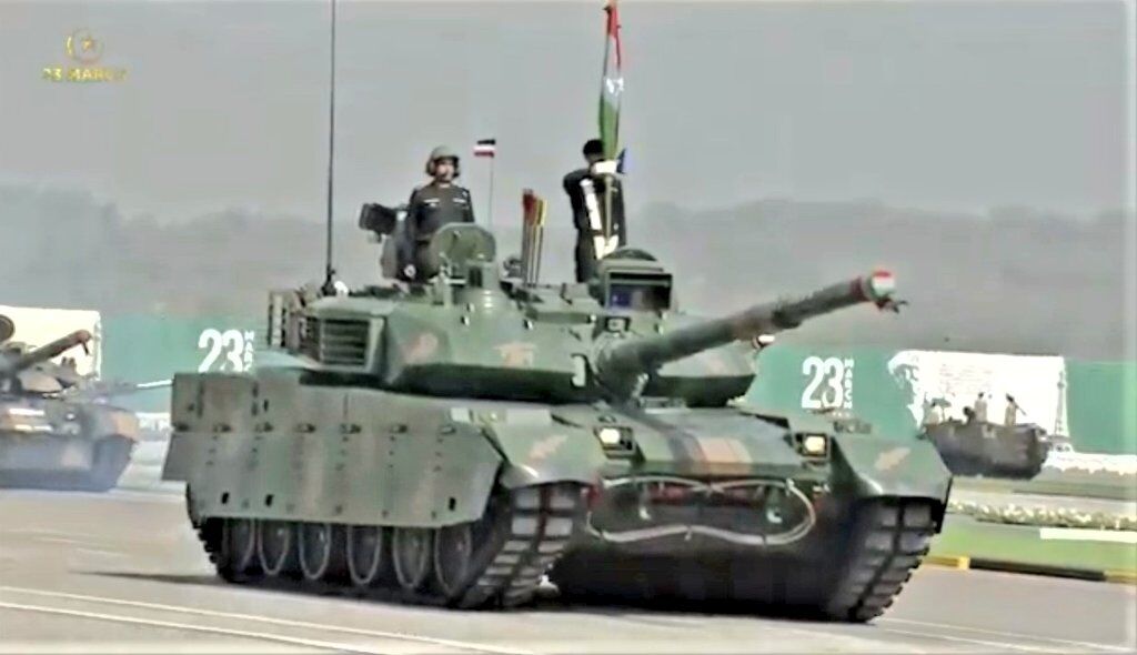 另据社交媒体上公布的现场图片显示，巴基斯坦陆军装备的中国造VT-4主战坦克也在此次阅兵中亮相。